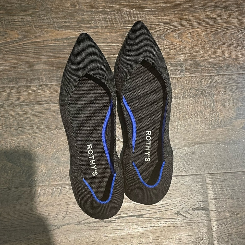 Womens size 9.5 Rothys pointed toe black flats (the point)